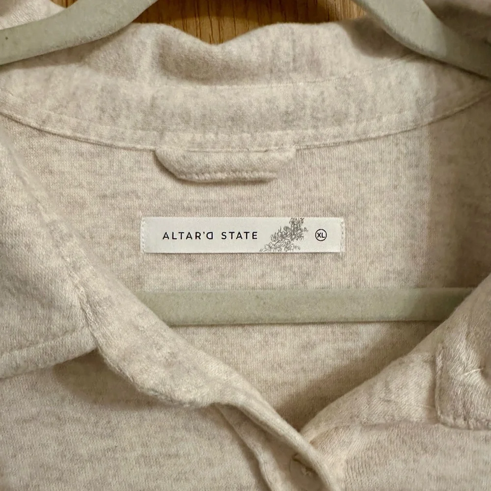 NWT Altar'd State Women’s Cream Collared Top - Size XL - Picture 3 of 7